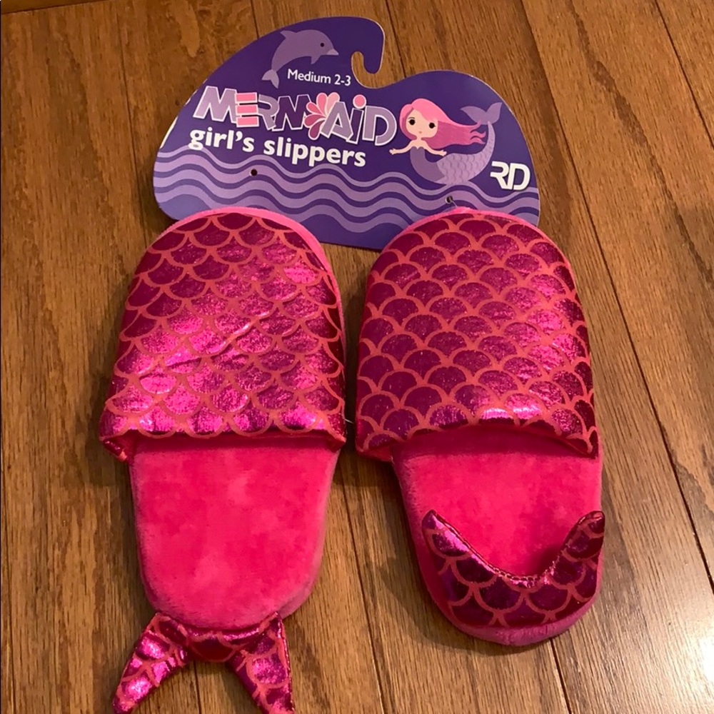 Brand new girl’s medium 2-3 pink mermaid slippers